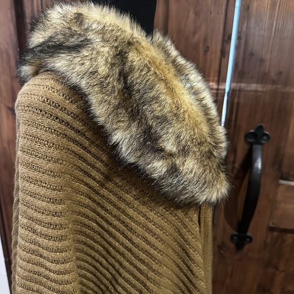 Song N Spirit Shawl With Removable Faux Collar One Size Fits All - Picture 4 of 6